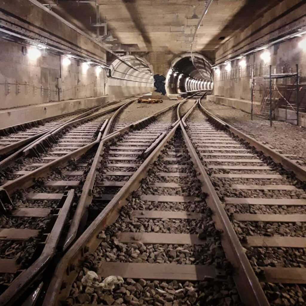 túnel con vías del tren que se cruzan